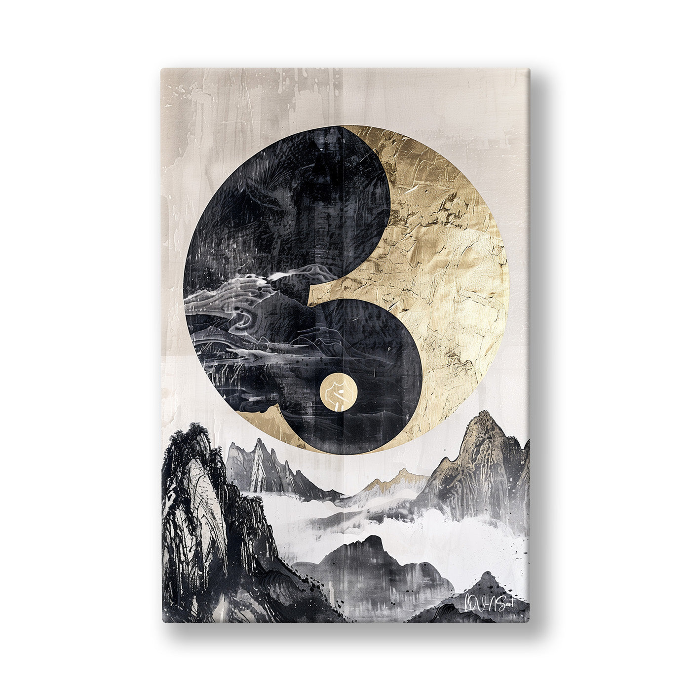 Yin Yang Dağları kanvas tablo — Siyah ve altın yin yang dairesinin altında sisli dağ sıraları uzanıyor.